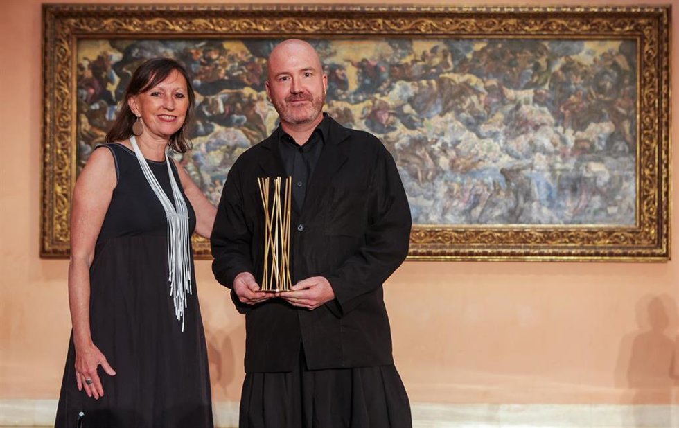 El director del Museo Reina Sofía, Manuel Segade, recibe el premio a mejor donación o donaciones.