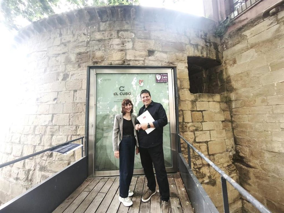 Carmen Urquía y Kilian Cruz, ante el Cubo del Revellín.