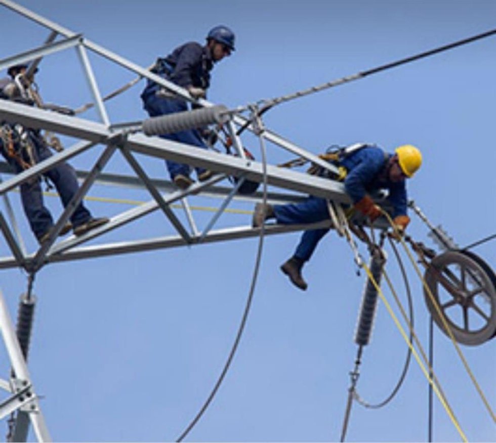 Archivo - CCOO-Toledo denuncia ante la Inspección de Trabajo a la empresa FCC por exponer a sus trabajadores a temperaturas superiores a los 40º subidos en torres de alta tensión.