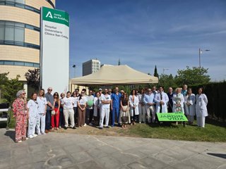 El Hospital Clínico San Cecilio ha ampliado su 'Jardín de Vida' este martes con la plantación de un nogal, símbolo de reconocimiento y gratitud hacia las personas donantes y sus familias.