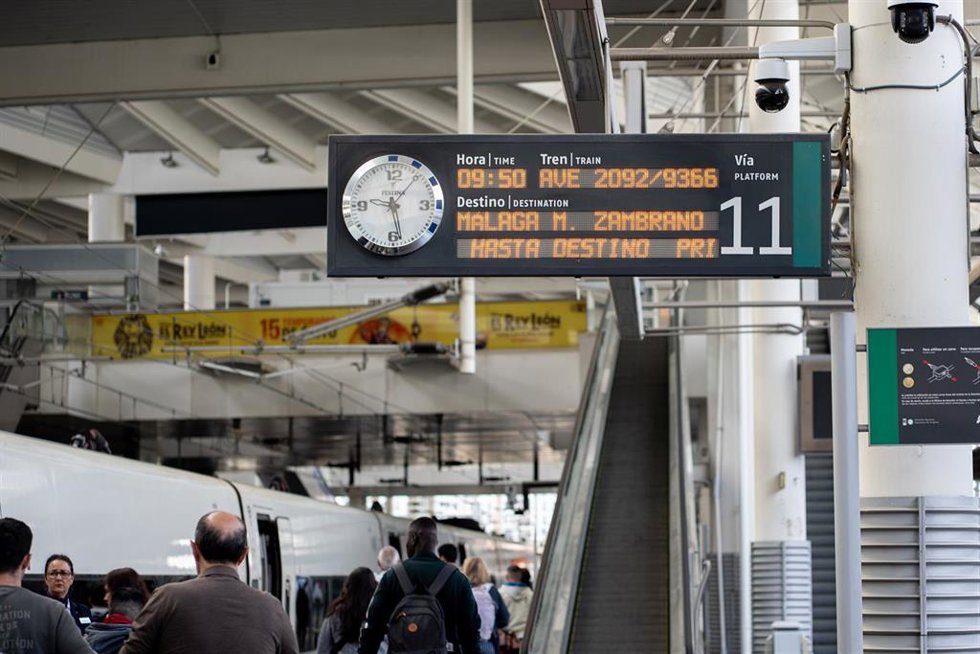 Archivo - Un tren AVE destino Málaga sale de la estación de Atocha, a 30 de abril de 2026, en Madrid (España). 