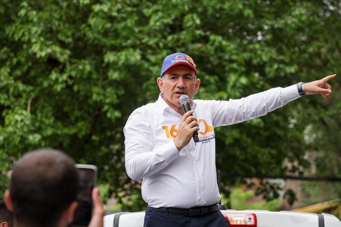 ARMÊNIA, YEREVAN - 12 DE MAIO DE 2026: O atual primeiro-ministro da Armênia, Nikol Pashinyan, encontra-se com moradores locais durante sua campanha eleitoral para as eleições parlamentares de 2026 na Armênia