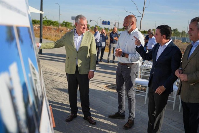 El alcalde de Sevilla, junto a uno de los paneles explicativos de una promoción de viviendas, en foto de archivo
