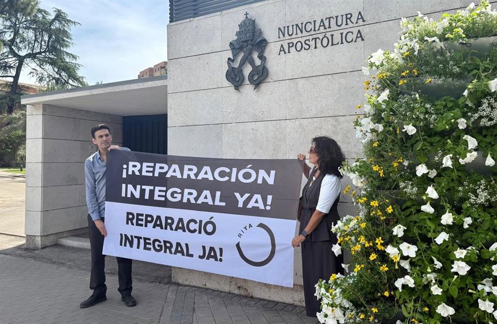 El Primer Denunciante Del Caso De Abusos De Montserrat Y Portavoz Del Movimiento 'Reparación Integral Ya', Miguel Hurtado, Frente A La Nunciatura.