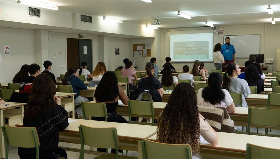 Alumnos en el primer día de la PAU en Cantabria