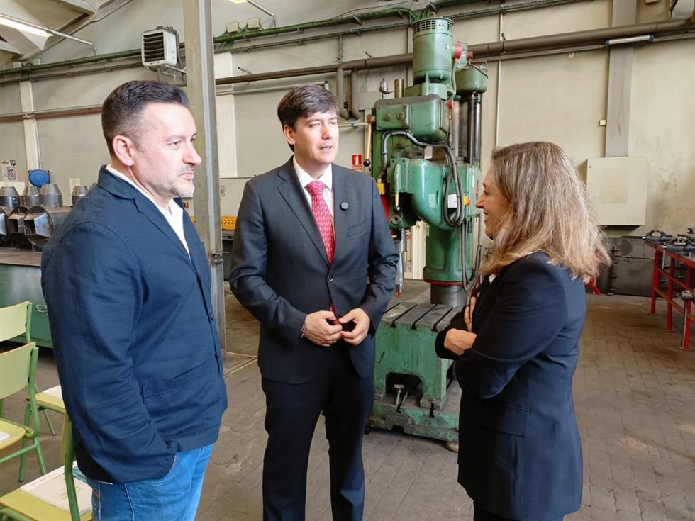 El consejero de Ciencia, Industria y Empleo de Asturias, Borja Sánchez, junto a la presidenta de la Federación Asturiana de Empresarios (FADE), María Calvo y el, secretario general de UGT Asturias, Javier Fernández Lanero, en Gijón.