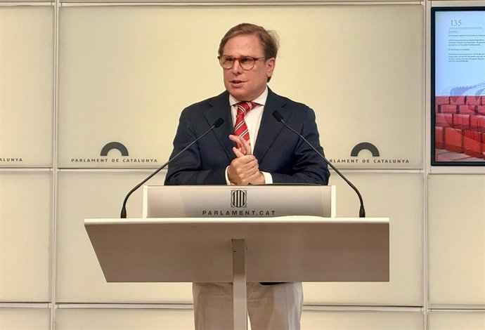 El portavoz de Vox en el Parlament, Joan Garriga, en rueda de prensa.