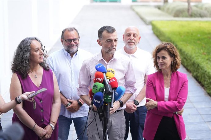 El coordinador federal de IU y candidato de Por Andalucía en las elecciones del 17M, Antonio Maíllo, atiende a los medios en el Parlamento andaluz.