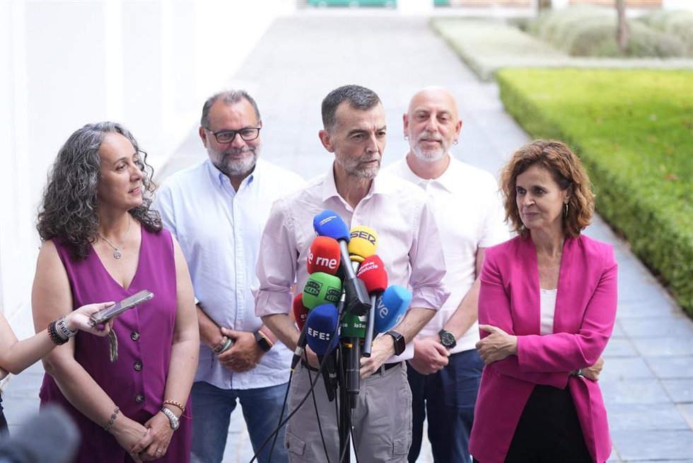 El coordinador federal de IU y candidato de Por Andalucía en las elecciones del 17M, Antonio Maíllo, atiende a los medios en el Parlamento andaluz.