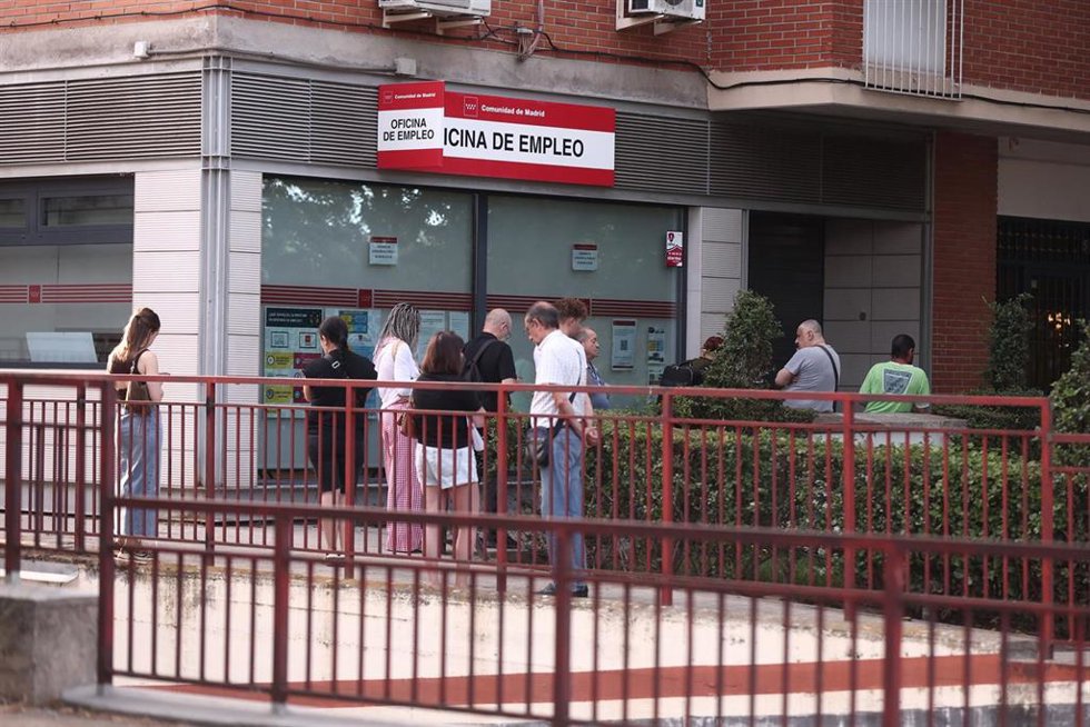Varias personas hacen cola en una Oficina de Empleo, a 2 de junio de 2026, en Madrid (España). El paro registrado en las oficinas de los servicios públicos de empleo bajó en 36.323 personas en mayo en relación con el mes anterior (-1,5%) debido, sobre tod
