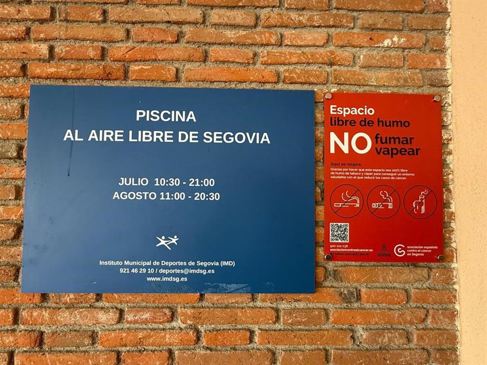 Cartel instalado en una entrada de la Ciudad Deportiva de La Albuera.