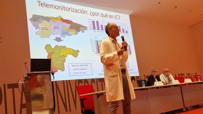 El director del área de Medicina Interna del HUCA, Álvaro González Franco.