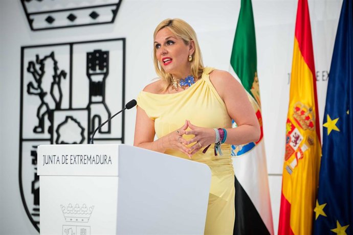 La portavoz de la Junta de Extremadura, Elena Manzano, ofrece una rueda de prensa