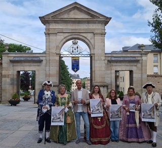 El alcalde Samuel Alonso, con participantes del Mercado ataviados de época.