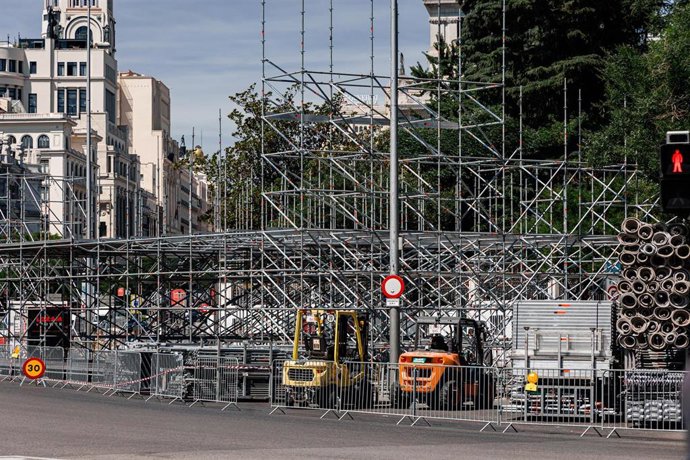 Continúan los preparativos para la visita del Papa, en la plaza de Cibeles, a 28 de mayo de 2026, en Madrid (España). Madrid afronta importantes restricciones de tráfico entre el 3 y el 9 de junio por los preparativos y la visita del Papa León XIV, con es