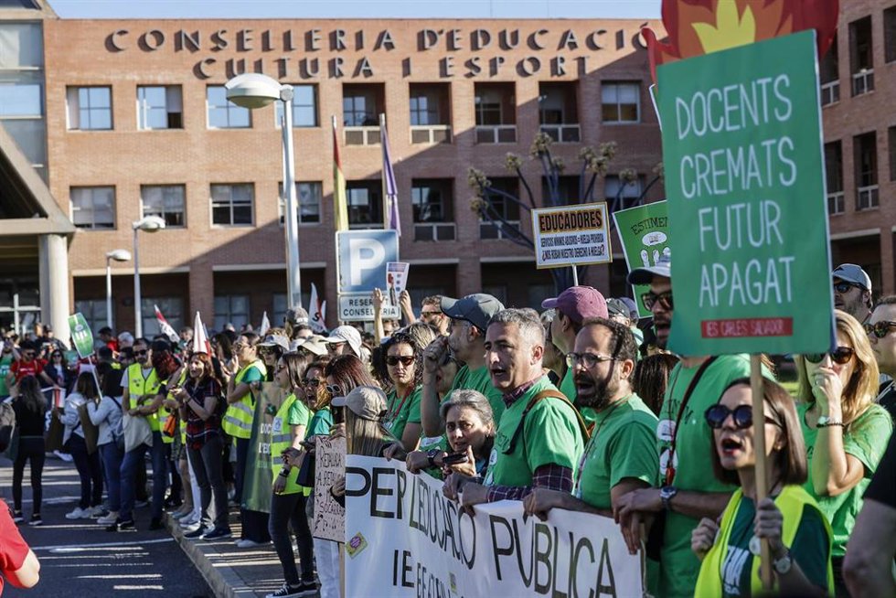 Protesta del sector educativo frente a la Conselleria de Educación. ARCHIVO. 