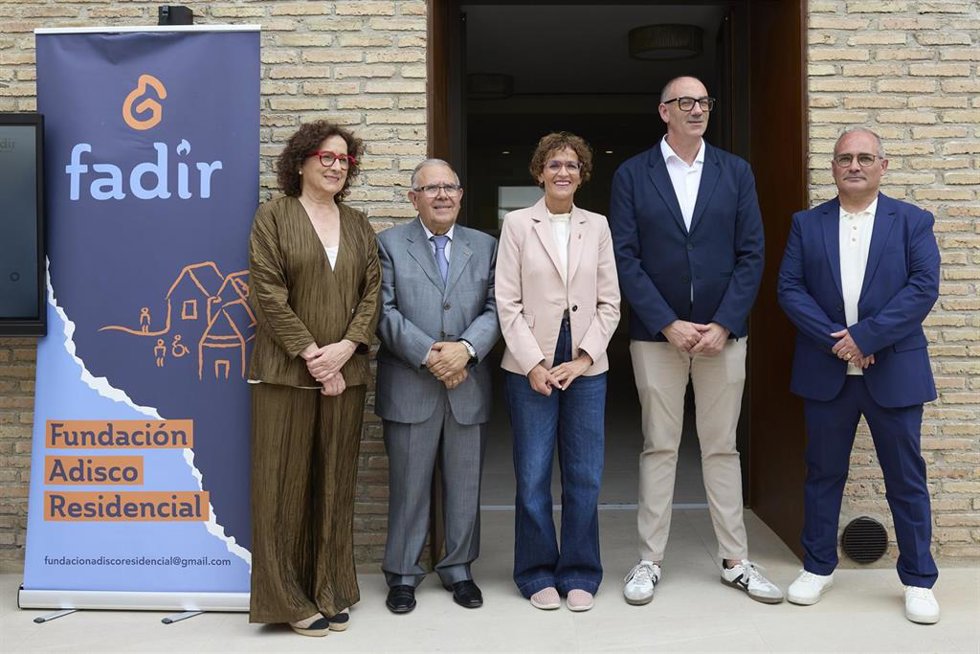 La consejera Maeztu, el presidente de FADIR, Valentín Carranza, la presidenta Chivite, el alcalde de Corella, Gorka García, y el director general de FADIR, José Antonio Delgado