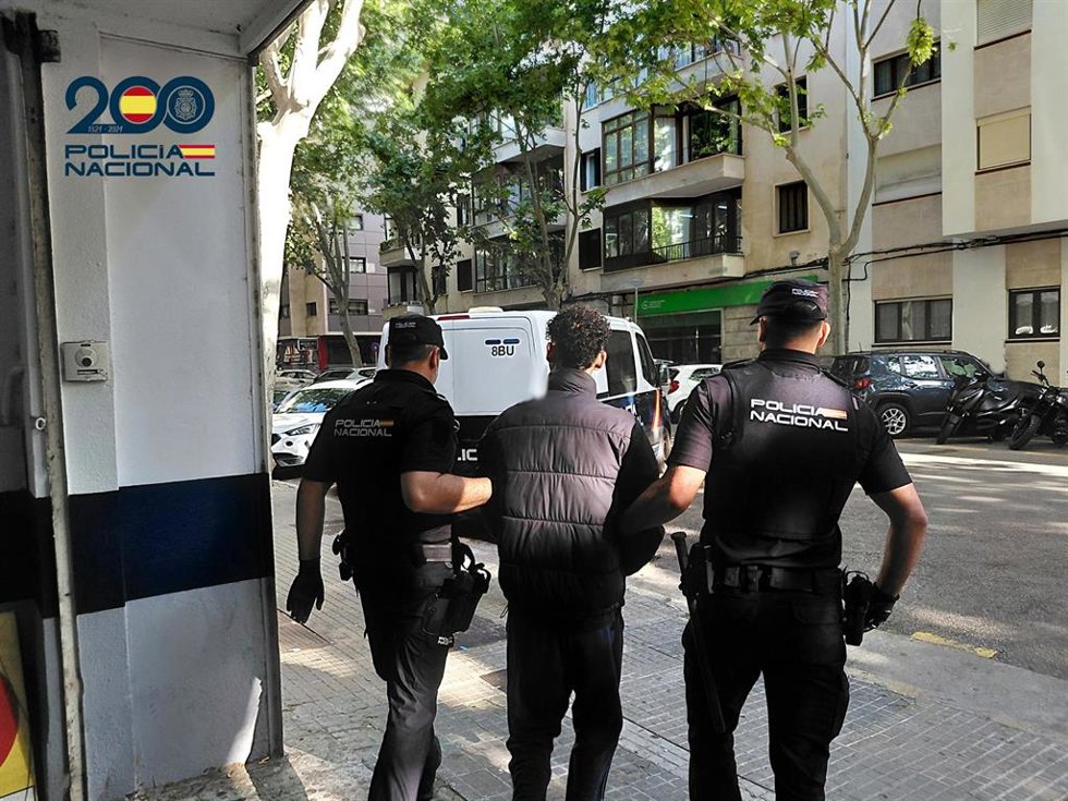 Agentes de la Policía Nacional escoltan a un detenido.
