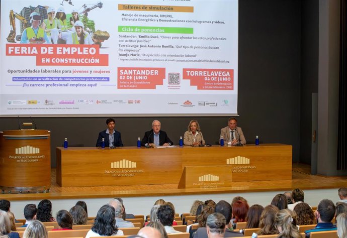 El consejero de Empleo, Eduardo Arasti, destaca la pujanza de la construcción en la inauguración de la II Feria de Empleo del sector