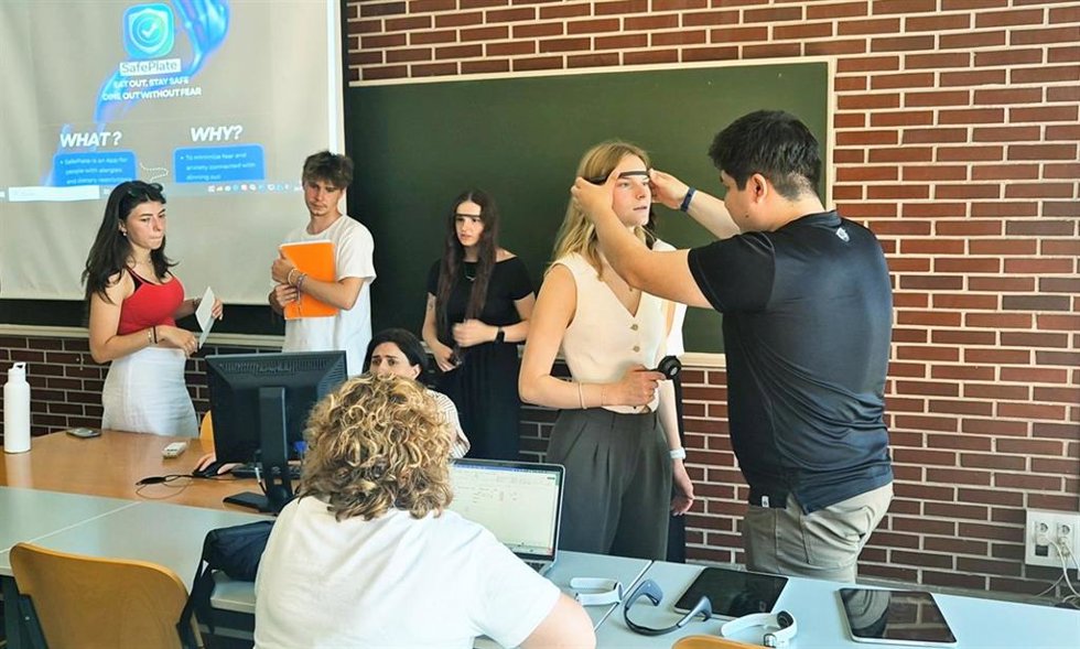 Estudiantes durante el proyecto.