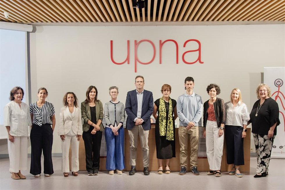 El director general de Salud Antonio López Andrés y Geno Ochando, directora del Servicio de Humanización, Aseguramiento y Coordinación Interdepartamental del Departamento de Salud, junto al resto de participantes de la jornada