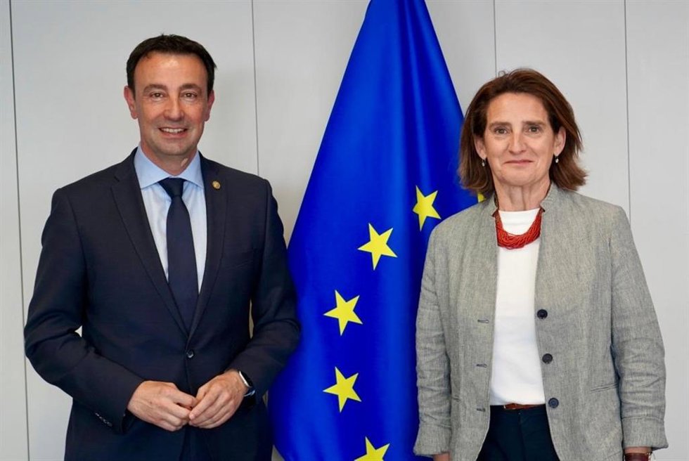 El vicelehendakari y consejero de Economía, Trabajo y Empleo, Mikel Torres,  y Teresa Ribera, vicepresidenta ejecutiva de la Comisión Europea para una Transición Limpia, Justa y Competitiva.