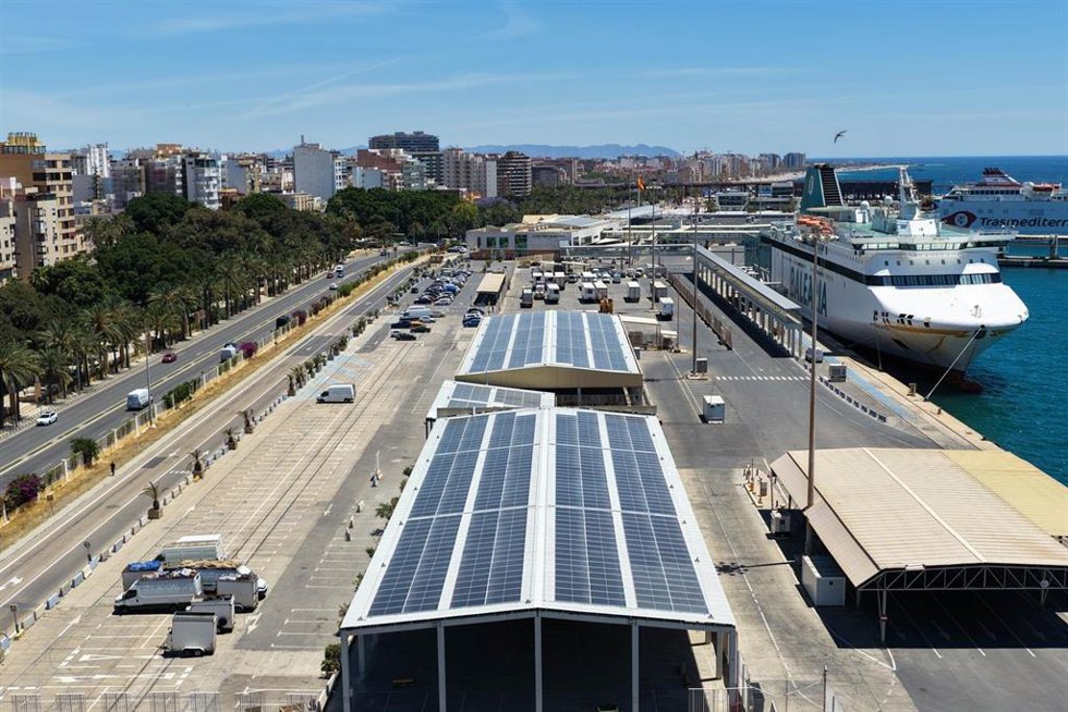 Planta fotovoltaica para autoconsumo instalada en el Muelle de Ribera II del Puerto de Almería.