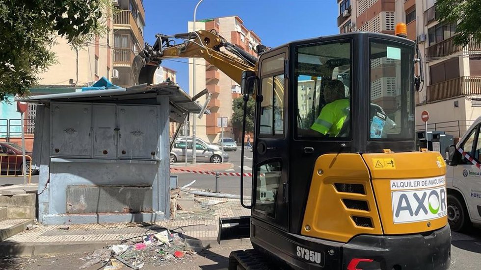Derribo de uno de los quioscos abandonados de la ciudad de Huelva.