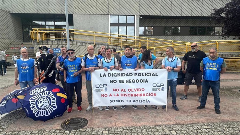 Representantes de la Confederación Española de Policía en Galicia (CEP) se concentran frente a la Comisaría de Policía en Ourense