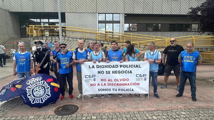 Representantes da Confederación Española de Policía en Galicia (CEP)  concéntranse fronte á Comisaría de Policía en Ourense