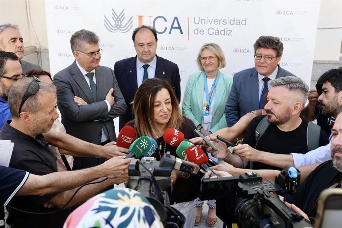 La consejera de Desarrollo Educativo y Formación Profesional, Carmen Castilla, atiende a los periodistas en Cádiz.