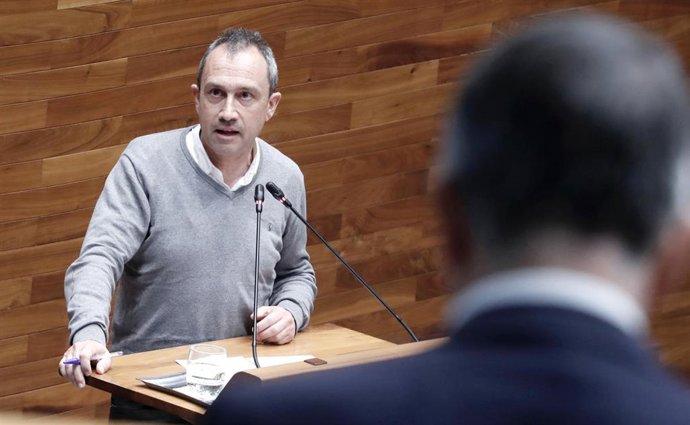 Archivo - El consejero de Ordenación del Territorio, Urbanismo, Vivienda y Derechos Ciudadanos del Principado de Asturias, Ovidio Zapico, en un Pleno de la Junta General.