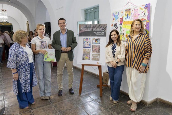 Autoridades en la inauguración de la exposición 'Ponemos color a la inclusión'.
