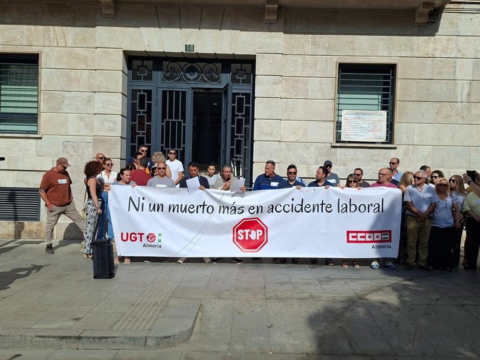 Representantes de UGT y CCOO durante la concentración contra la siniestralidad laboral en Almería.