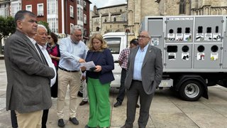 La alcaldesa de Burgos en la presentación de los puntos móviles de reciclaje.