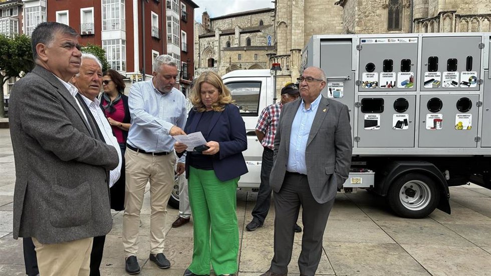 La alcaldesa de Burgos en la presentación de los puntos móviles de reciclaje.