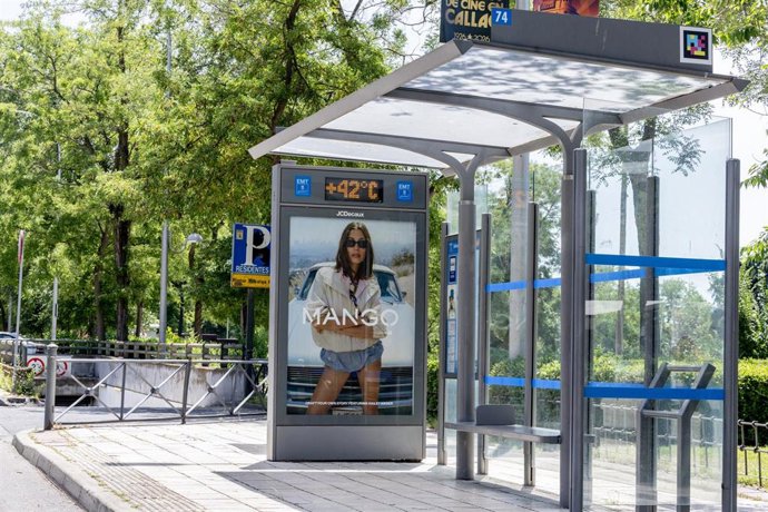 Un termómetro indica la temperatura, a 22 de mayo de 2026, en Madrid (España). El calor de pleno verano que podría dejar temperaturas récord para el mes de mayo y noches tropicales se mantendrá hasta la próxima semana, según la predicción de la Agencia Es