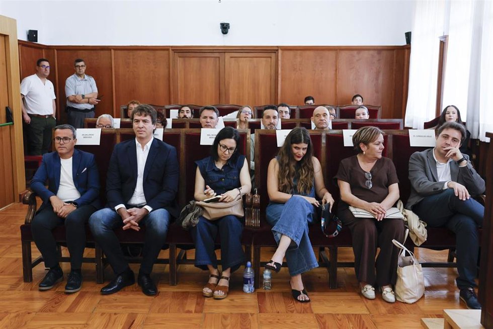 El hermano del presidente del gobierno David Sánchez (2i);  el exlíder del PSOE extremeño, Miguel Ángel Garrido (1i); Elisa Moriano Morales (3i), Cristina Nuñez (3d), Juana Cintas Calderón (2d), y Manuel Candalija (1d), durante un juicio en la Audiencia P