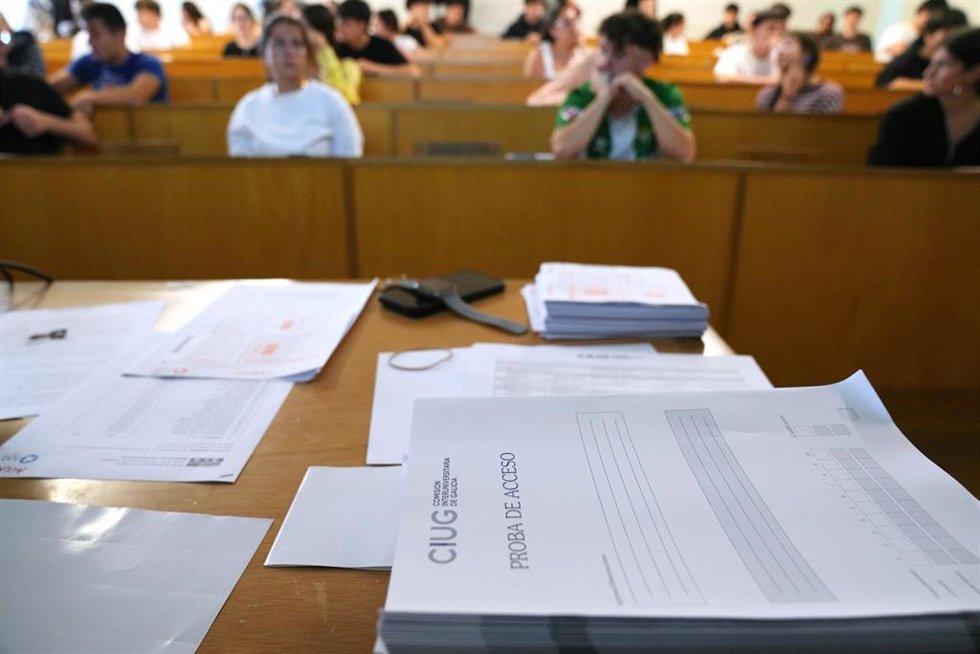 Comienzan las pruebas de acceso a la universidad PAU en la Facultad de Ciencias de la Comunicación de Santiago.