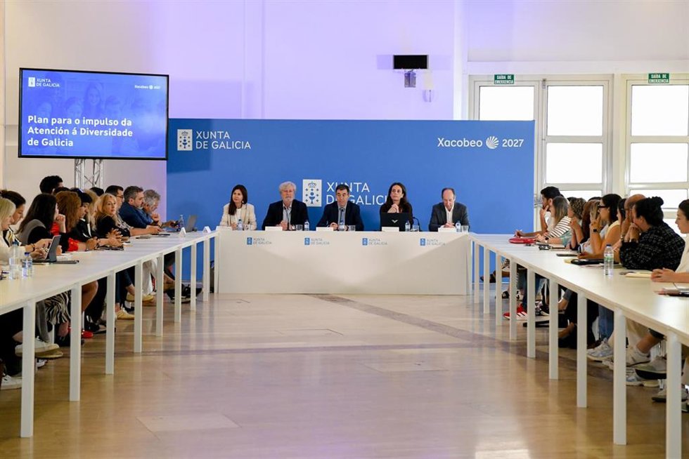 El conselleiro de Educación, Ciencia, FP e Universidades, Román Rodríguez, presenta el plan de atención a la diversidad.