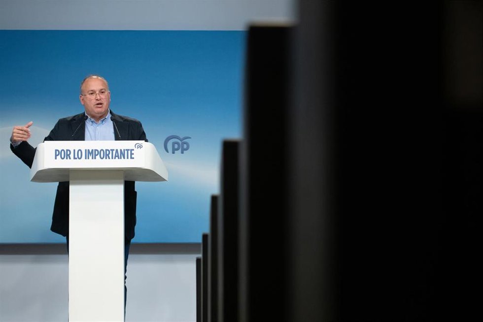 El secretario general del PP, Miguel Tellado, durante una rueda de prensa tras el seguimiento de la noche electoral desde la sede nacional del Partido Popular, a 17 de mayo de 2026, en Madrid (España).
