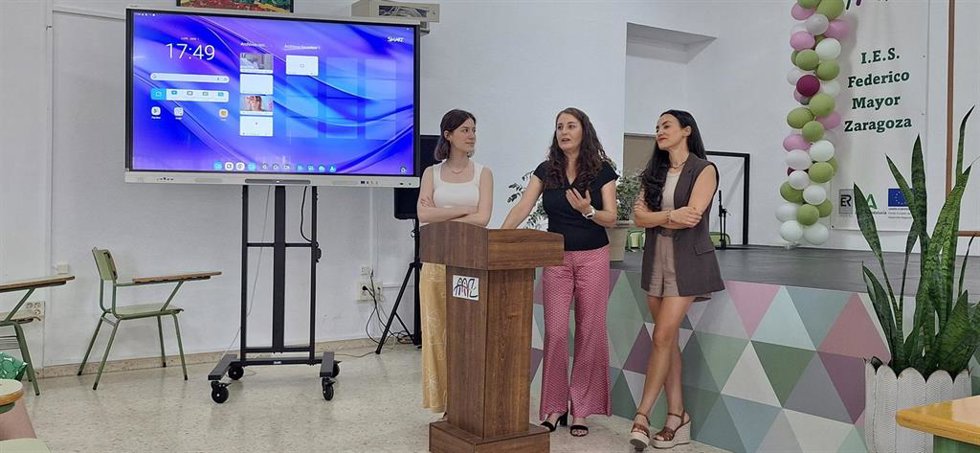 Acto de presentación del proyecto Dualiza, por parte de estudiantes de FP del IES Mayor Zaragoza, que aborda nuevas técnicas para combatir el cáncer de mama