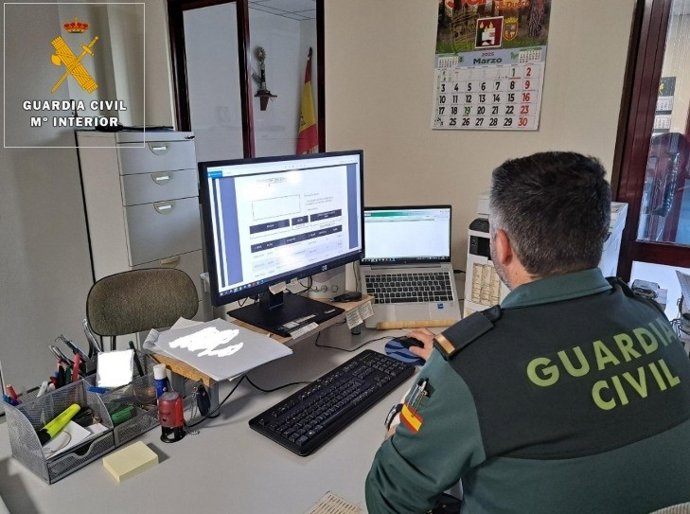 Archivo - Imagen de archivo de un agente de la Guardia Civil