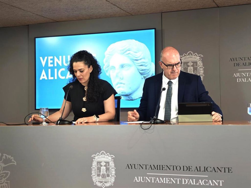 La portavoz del equipo de gobierno en el Ayuntamiento de Alicante, Cristina Cutanda (i), y el vicealcalde de la ciudad, Manuel Villar (d), este martes en una rueda de prensa