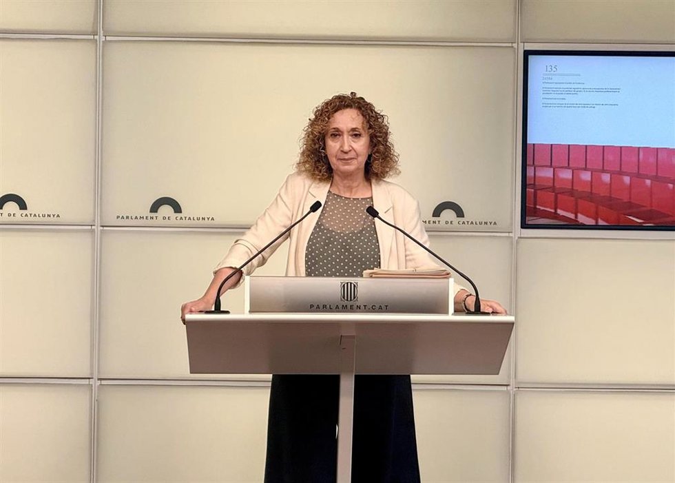 La portavoz de ERC en el Parlament, Ester Capella, en rueda de prensa.