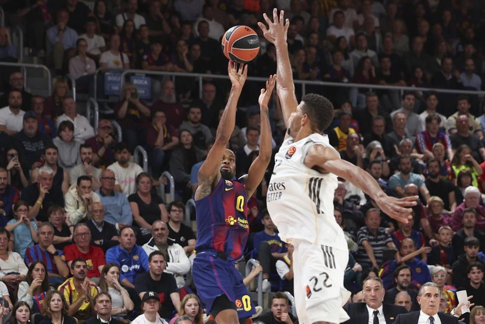 Archivo - Walter Tavares intenta taponar a Kevin Punter