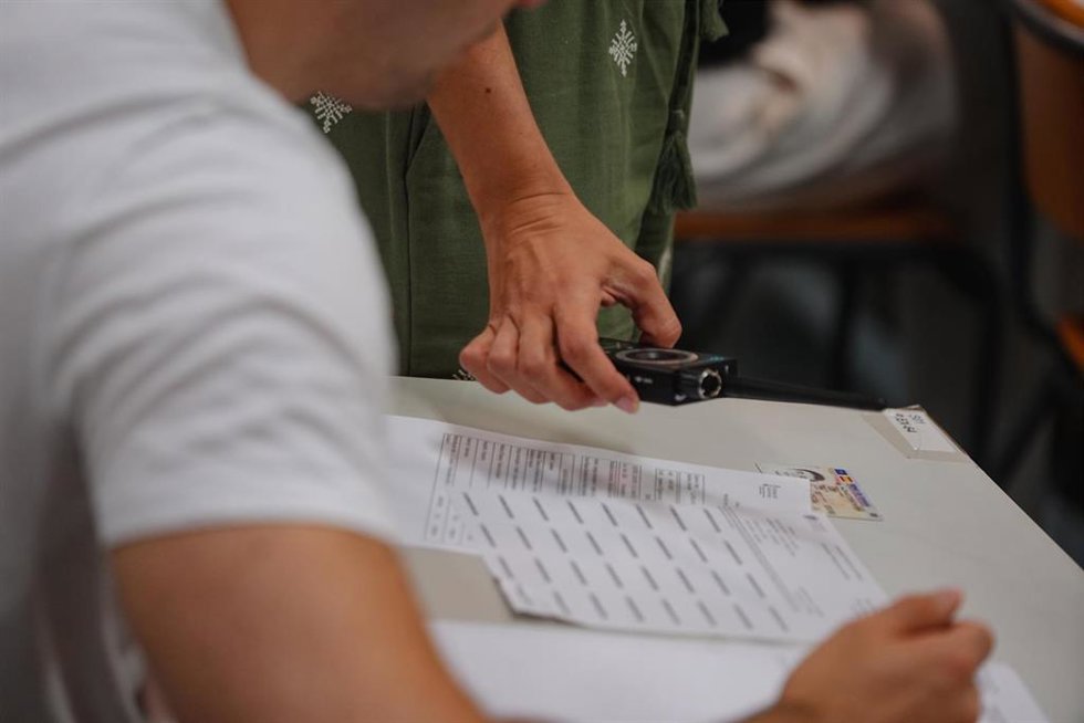 Un responsable revisa que no hay dispositivos electrónicos ocultos durante la PAU 2026. 