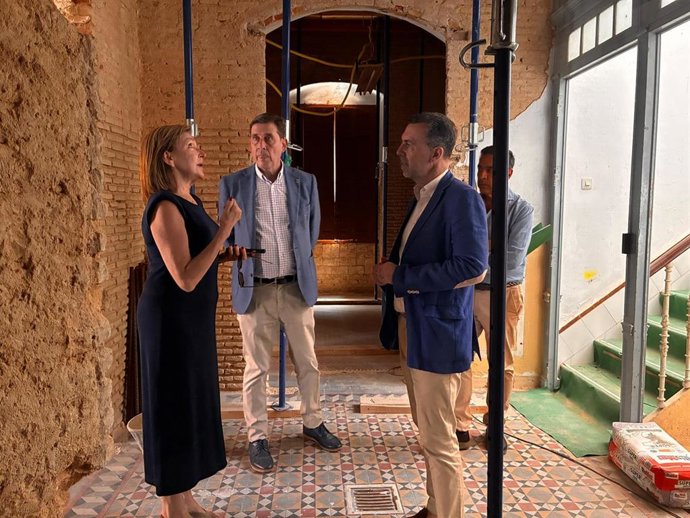 Imagen del delegado territorial de Justicia, Administración Local y Función Pública de la Junta de Andalucía, Javier Millán junto al alcalde de Pilas (Sevilla), José Leocadio Ortega en una visita a las obras del futuro Museo de Artes y Costumbres