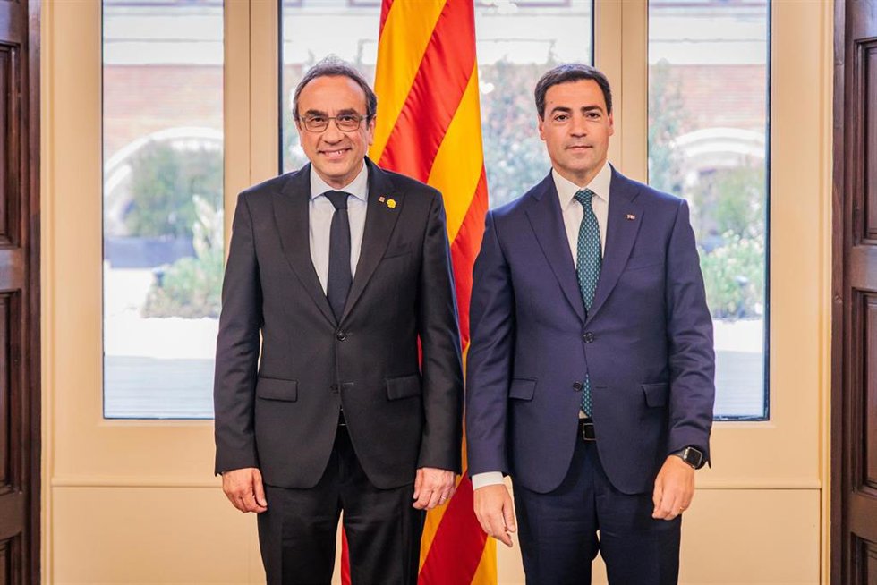 El presidente del Parlament, Josep Rull, recibe al lehendakari, Imanol Pradales, en la Cámara catalana.