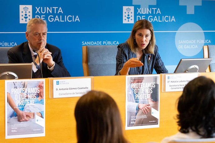 O conselleiro de Sanidade, Antonio Gómez Caamaño,  e a secretaria xeral técnica, Natalia Prieto, presentan a campaña para medios sobre o uso responsable dos servizos sanitarios